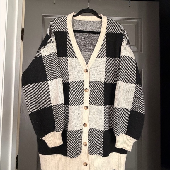 Sweaters - Elegant Black and Cream Checkered Women's Cardigan